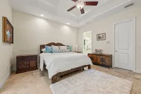 Luxe Home 1 mile to Vanderbilt Beach, Pool & Spa, Pet Friendly