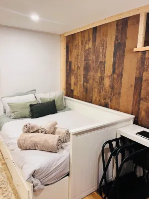 Cozy private studio, ensuite bath & free parking 이스트 요크 호텔