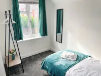 Perfect for Contractors & Families! 7 Beds Free Parking Hotels in Oldbury