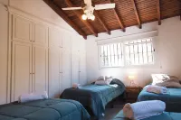 Spacious 4-bedroom villa with WiFi and AC in charming Luján de Cuyo Các khách sạn ở 