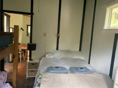 Classic Piha Bach - Seaview Road Hotels near Elements Surf