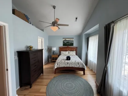 A House On Catalina3-bedroom townhome in Tigard, OR w/ AC, WiFi, patio & grill Отели рядом с достопримечательностью «Хокс Вью Уинери»