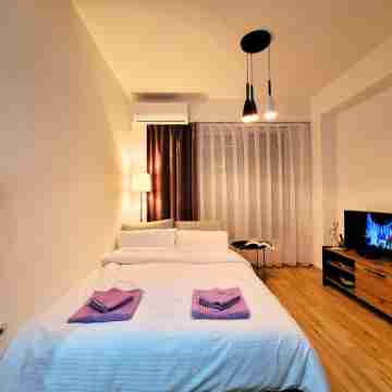 Modern & Stylish - Art Atelier Apartment Rooms