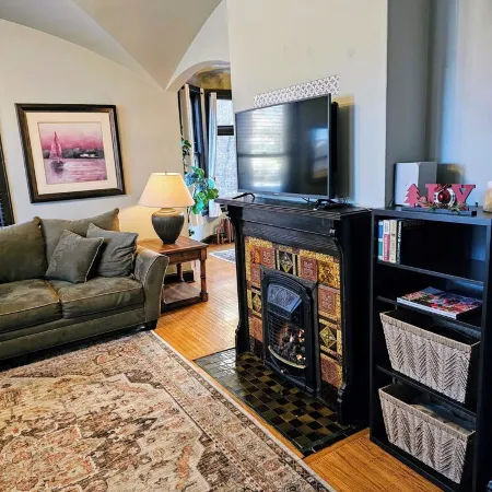 Charming 2-bedroom house with plenty amenities on Saint Paul's Cathedral Hill Отели рядом с достопримечательностью «Музей науки штата Миннесота»