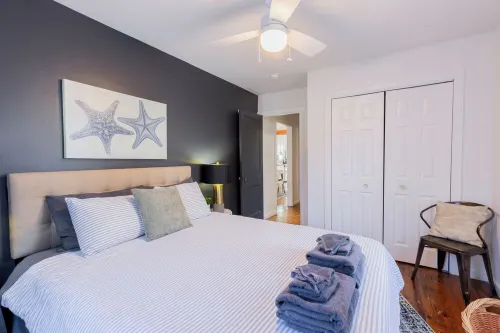 Cozy Pet-Friendly Beach Cottage 2 Blocks from the Bay