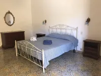 House with large garden - 2 min from the beach! فنادق في توري لابيلو