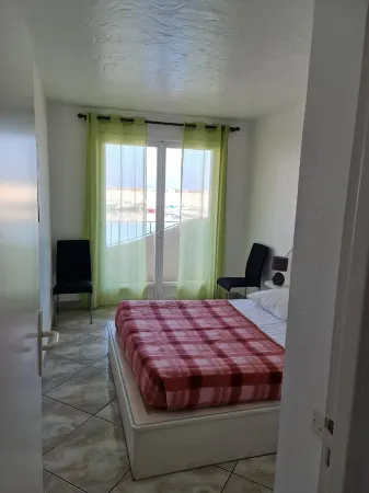 Quiet seafront location in a premium gated community, ideal family accommodation Отели рядом с достопримечательностью «Theoule Island»