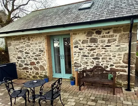 Acorn Cottage  within easy reach of West Cornwall and the Lizard peninsular. Отели в г. Хельстон