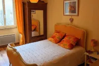 Charming Villa Overllooking Plaza in Monpazier<br> فنادق في Monpazier