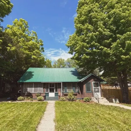 Vintage 4-bedroom house with WiFi in Schroon Lake