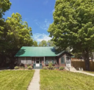Vintage 4-bedroom house with WiFi in Schroon Lake
