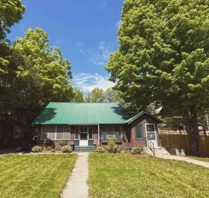 Vintage 4-bedroom house with WiFi in Schroon Lake