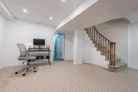 Spacious 4 bedroom Home (15 mins from YYZ airport)