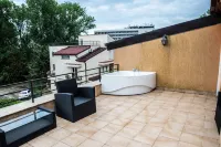 Family style villa, close to the beach with private pool Hotel a Neptun