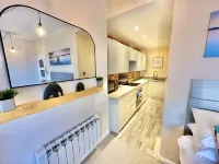 Pier View Retreat - Close to Beach - Sea Views With Parking