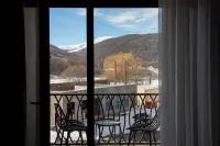 Cozy 1-bedroom apartment in enchanting Tsaghkadzor with unique design, WiFi, AC Hotels in 