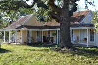 Charming 2-bedroom cottage on the River with 5 acres Hotels in Center Point