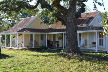 Charming 2-bedroom cottage on the River with 5 acres