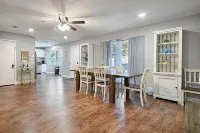 Hot Tub, Gameroom,17 min to Dickies Arena, FirePit!!!!! Hotels in Burleson