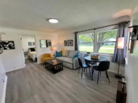 KING bed, Pet Friendly, Modern Retreat, CLE-BW Ξενοδοχεία στην πόλη Berea