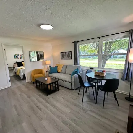 KING bed, Pet Friendly, Modern Retreat, CLE-BW