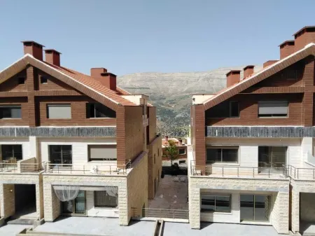 Beautiful quiet chalet with swimming pool and private parking