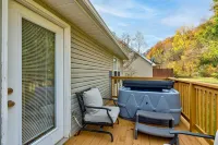 Cozy Cottage -with Hot Tub & Pool in the Heart of Pigeon Forge Close to Parkway!