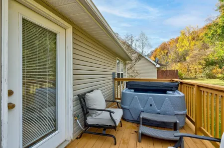 Cozy Cottage -with Hot Tub & Pool in the Heart of Pigeon Forge Close to Parkway!