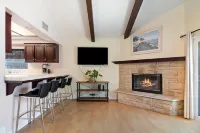 Enjoyable townhome with AC in vibrant Los Angeles Hotels in Reseda