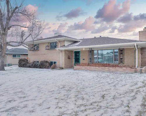 Spacious 4-bedroom house, Fenced Yard, Central Denver & Boulder Hotels in Sherrelwood