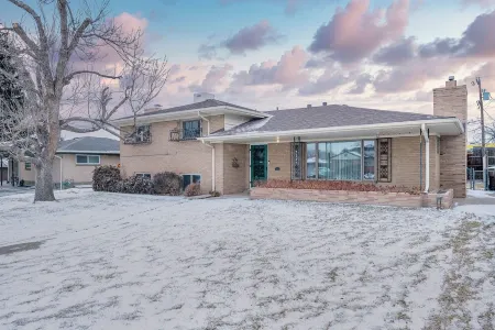 Spacious 4-bedroom house, Fenced Yard, Central Denver & Boulder