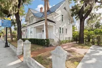 Spacious 5-bedroom historical house in downtown Tarpon Springs with WiFi, AC