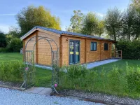 Picture Perfect Lodge at Kingfisher Lakes | Stunning Lake Views & Fab Hot Tub | Hotels in Driffield