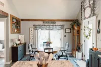 Historical and Spacious Shabby Cabin Retreat! Modern Amenities