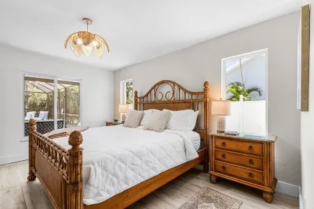 Beechwood Bungalow! Spacious 4-bedroom house with pool in charming Fort Myers Отели в г. Уиски-Крик