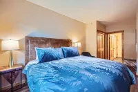 ★★Hot Tub in Building - Center Village Condo★★