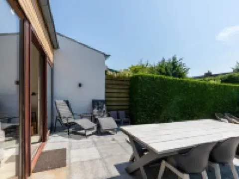 吸引人的假日之家，陽光花園，靠近海灘 尼烏弗利特酒店