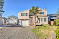 Pet-Friendly Rockaway Beach Home w/ Fire Pit! - 3 stjerner