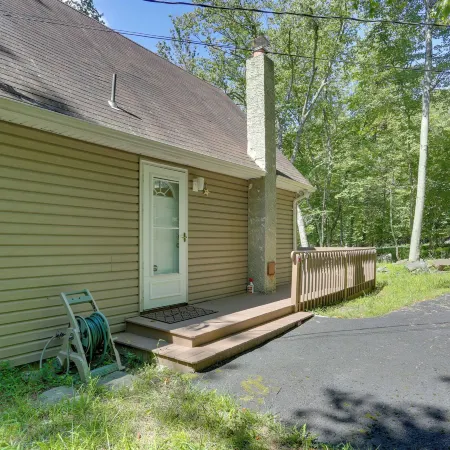 Pools, Hot Tub & More: Bushkill Mountain Getaway!