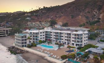Oceanfront Gem w/ Balcony, Pool, Hot Tub & Carbon Beach Access Bluewater Haven by Avantstay