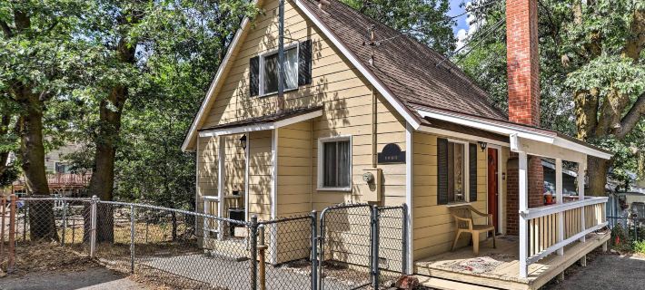 Cozy Crestline Cabin, Close to Lakes, Parks! Отели в г. Крестлайн