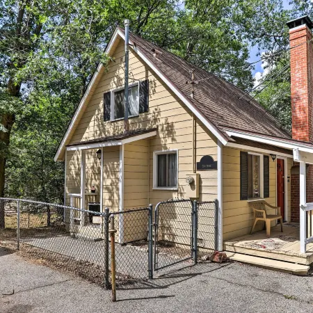 Cozy Crestline Cabin, Close to Lakes, Parks!