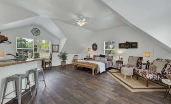 Cactus Flower Treehouse-Pet Friendly-Hill Country Views!