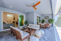 Tropical 4-bedroom Oasis on the river with Pool and Jacuzzi in Bonita Springs