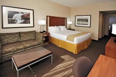 Holiday Inn Express & Suites Vaughan-Southwest Hotels near Extravaganza Florists Ltd