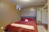 5th St Hospitality  King bd, close to hospital, downtown and driveway parking.