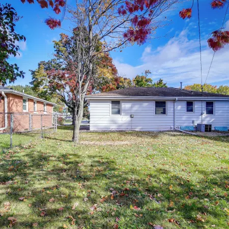 Green Bay Vacation Home Half Mi to Lambeau Field!