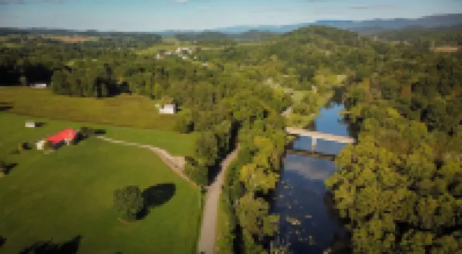 Adjacent to South Holston River. Pet/smoke free!  Great fishing! Close to BMS!