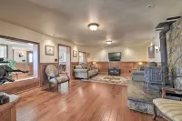 Historic Mariposa Stagecoach Stop w/ Gas Fire Pit! - spa