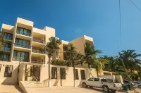 Create Unforgettable Memories in Your Beachfront Escape with Stunning Views! - Pools